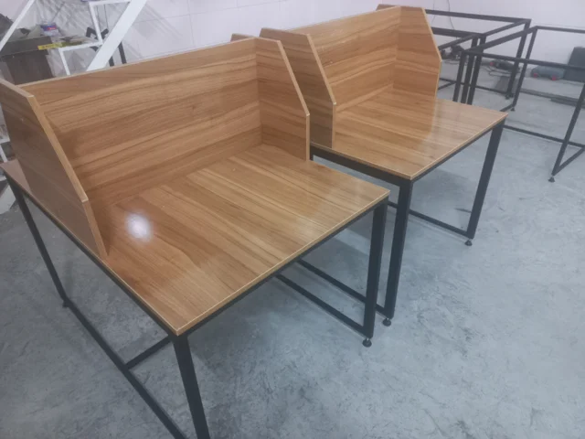 میز مطالعه کتابخانه و مدارس با جنس چوب و فلز